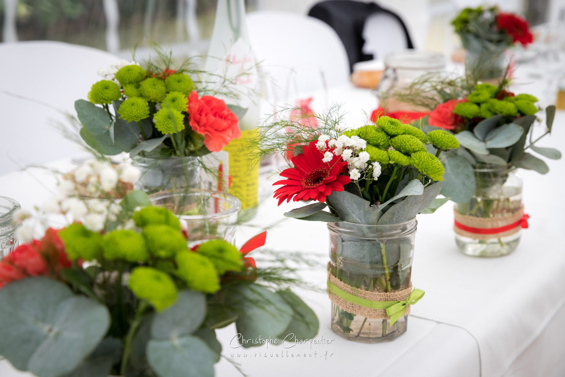 fleurs table mariage rouge vert blanc